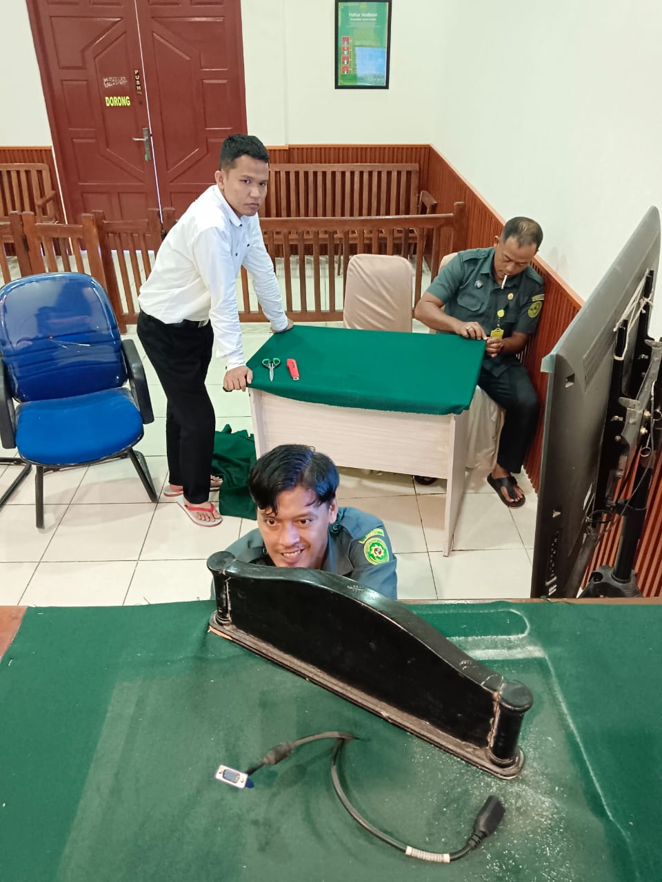 334. Pembenahan Dekorum Ruang Sidang II PA Sampit Kelas IB