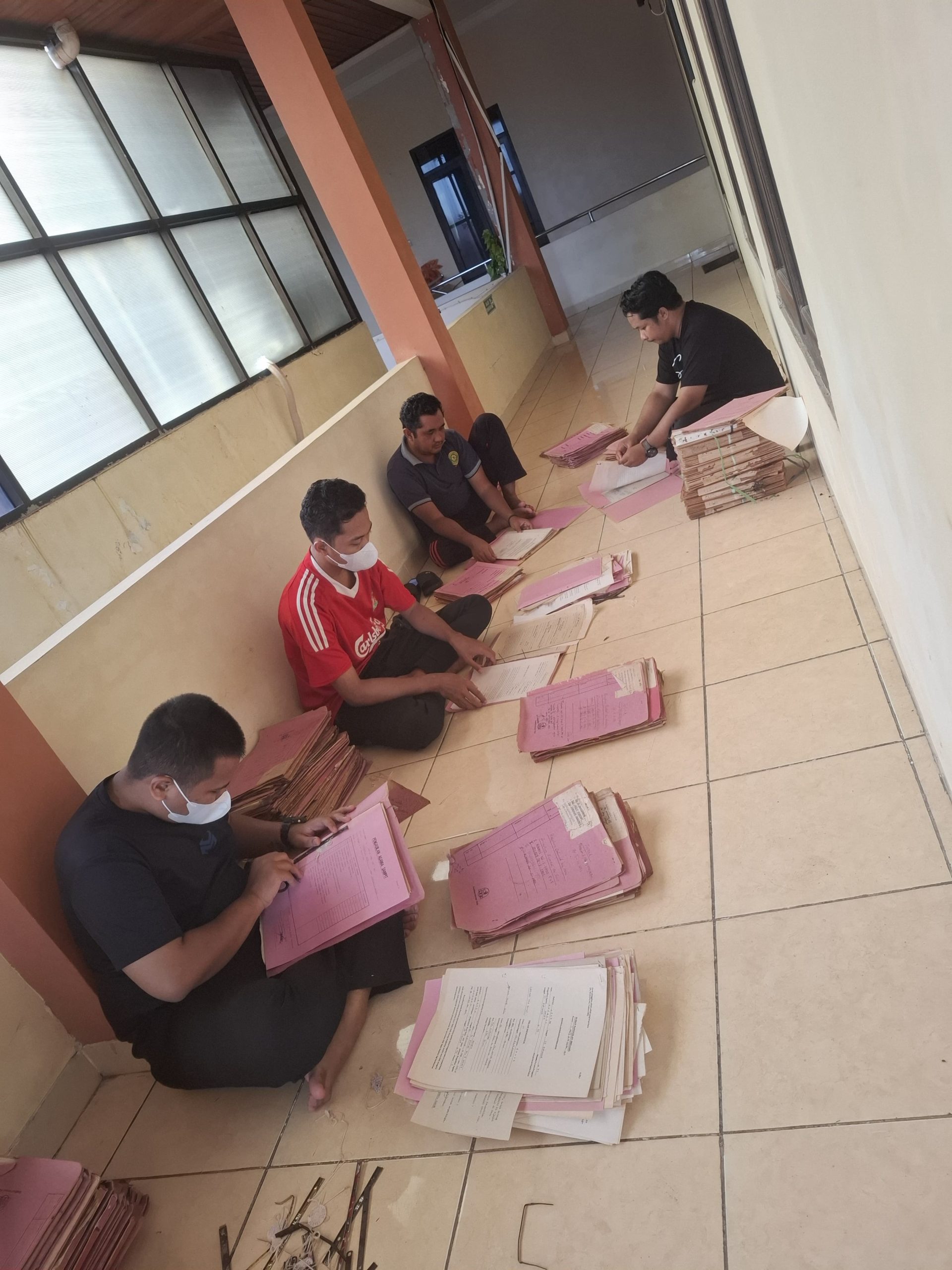 339. Kepaniteraan PA Sampit Benahi Ruang Arsip Perkara