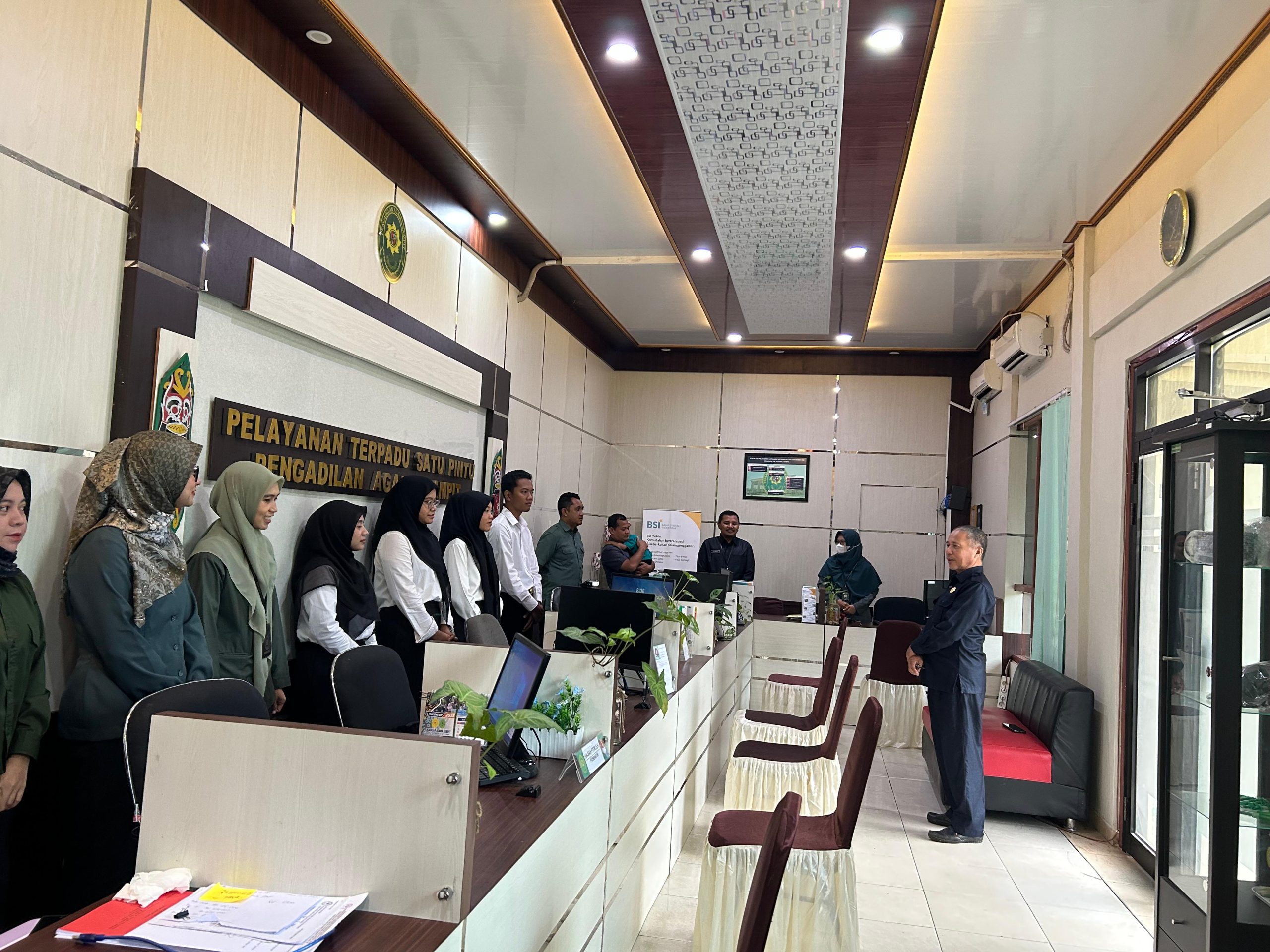 347. Briefing Kepaniteraan dan PTSP PA Sampit : Terapkan Pola Sistem 5 S (Senyum, Salam, Sapa, Sopan dan Santun)