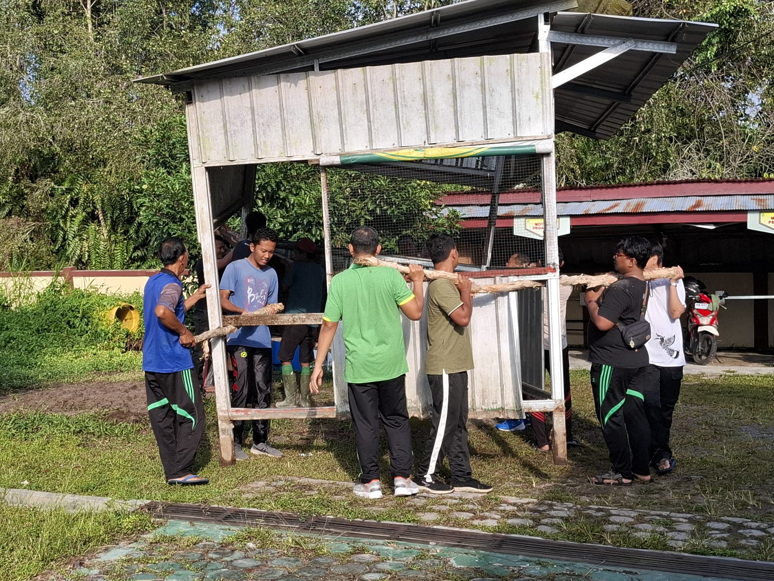 373. Jumat Bersih, Warga PA Sampit bergotong royong memperindah area taman di lingkungan kantor PA Sampit
