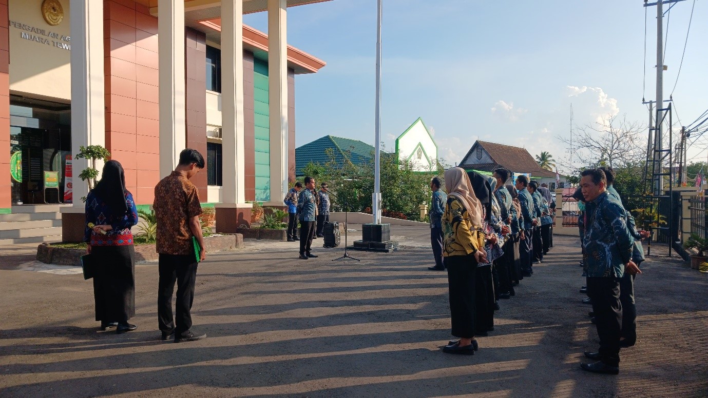 214. PA Muara Teweh Gelar Apel Jumat Sore, Ketua PA Bertindak sebagai Pembina