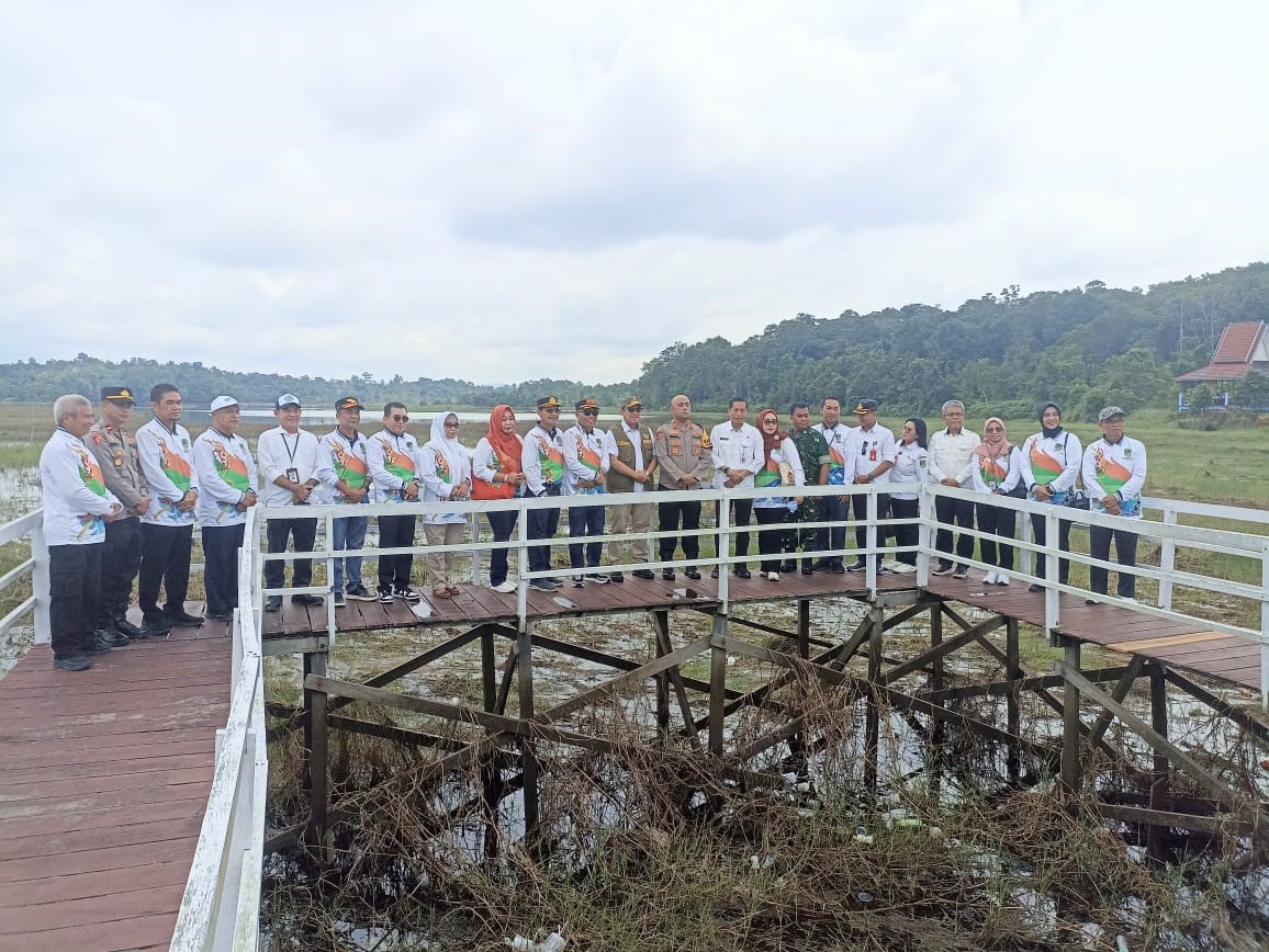 190. PA Muara Teweh Hadiri Launching Penebaran Bibit Ikan dan Tinjau Pasar Murah di Trahean