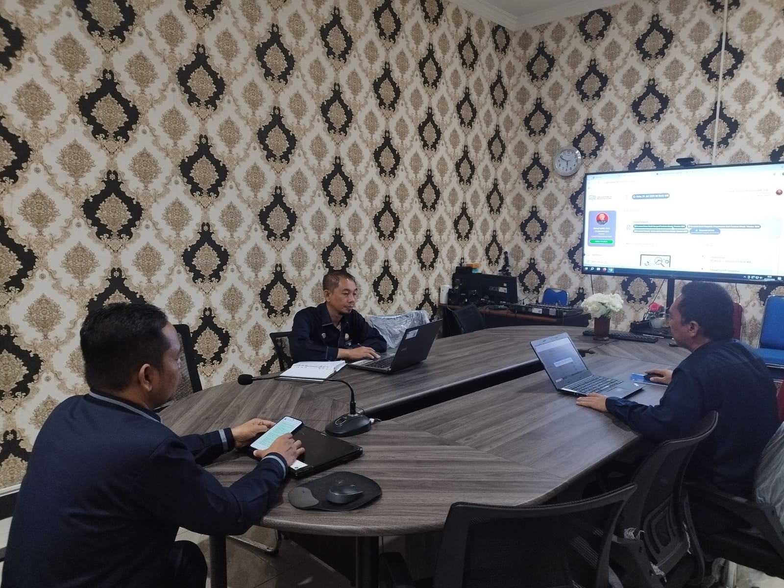 204. Pimpinan PA Muara Teweh Gelar Rapat Monev Hasil Penilaian Triwulan II Tahun 2025