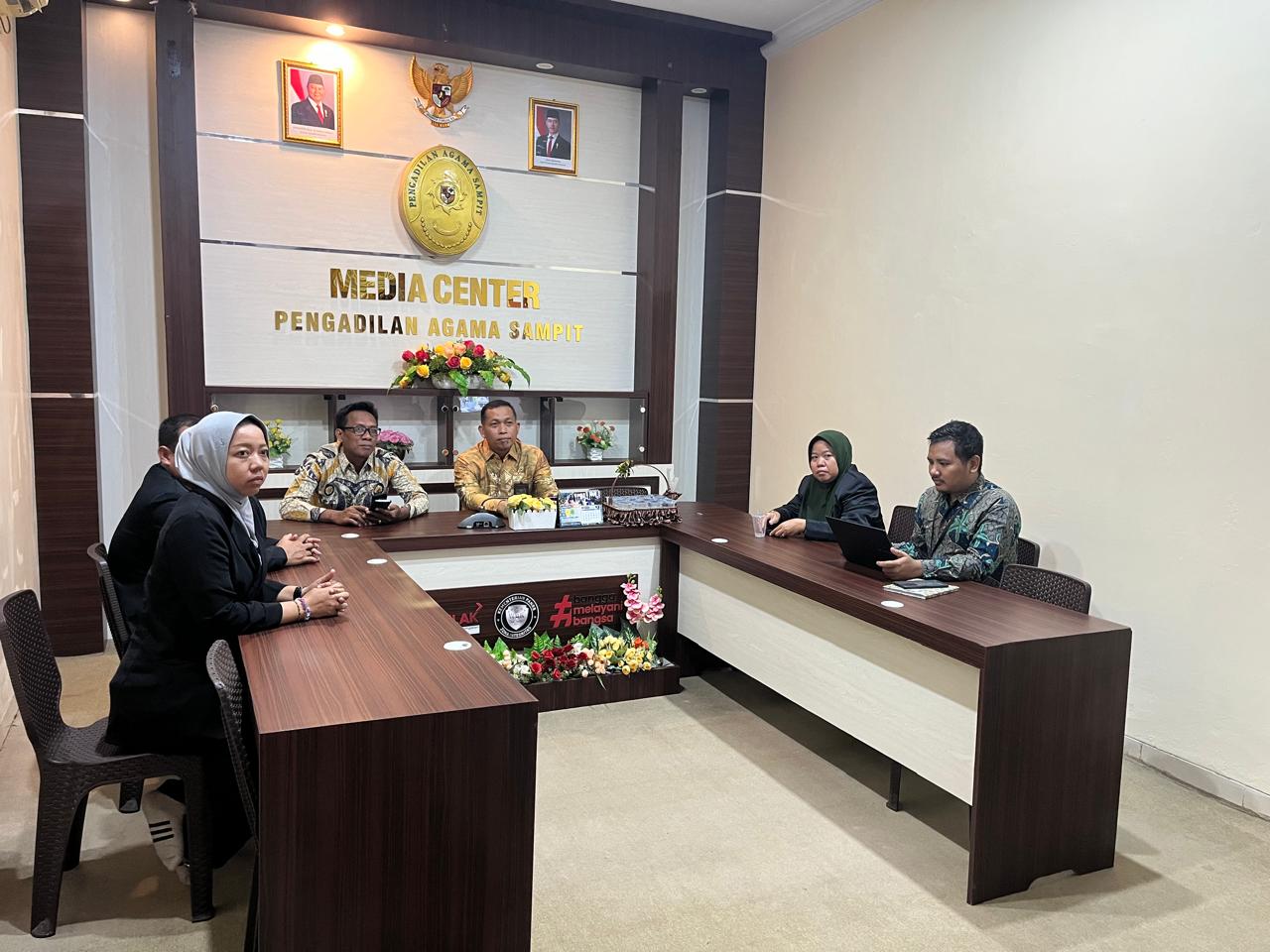 416. PA Sampit Ikuti Bimtek Tentang Pedoman Mengadili Perkara Kaum Rentan Berhadapan dengan Hukum dalam Perkara Perdata Secara Daring