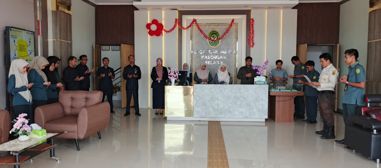 Doa dan Briefing Pagi di Pengadilan Agama Kasongan Meningkatan Kedisiplinan, Serta Penguatan Semangat Kebersamaan