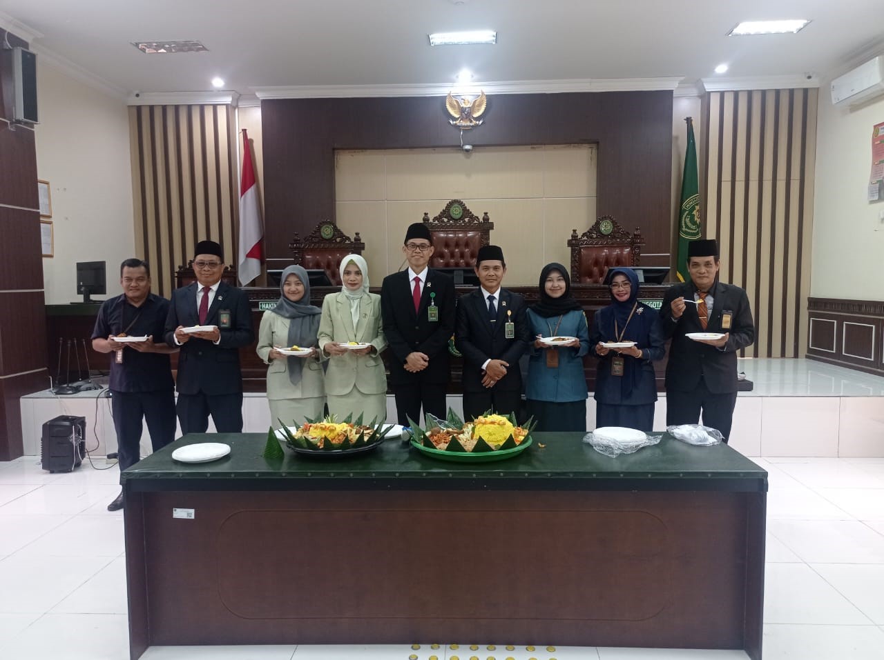 HUT Mahkamah AgungRI Ke 80 Tahun Pengadilan Agama Pulang Pisau dan Pengadilan Negeri Pulang Pisau Potong Tumpeng