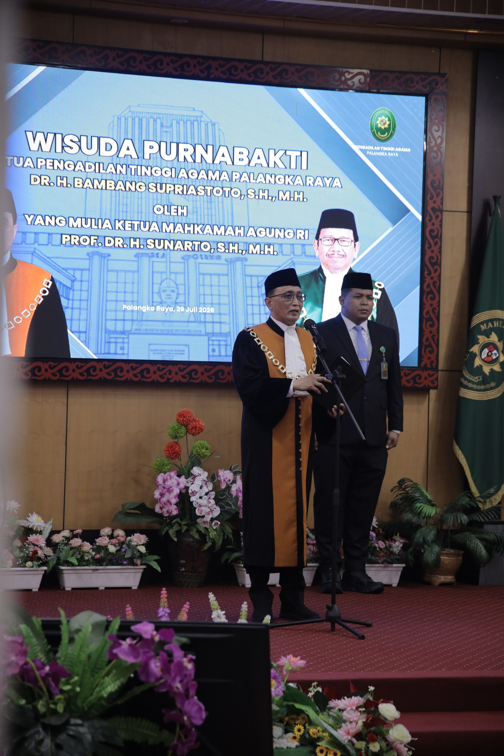 Penuh Haru dan Khidmat, Ketua PTA Palangka Raya Dr. H. Bambang Supriastoto Resmi Memasuki Masa Purnabakti